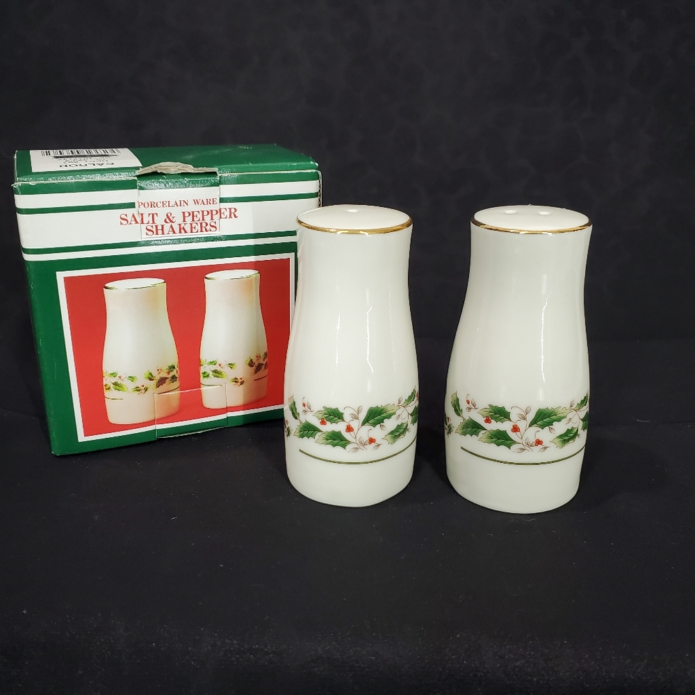VINTAGE Christmas Holiday Porcelain Salt and Pepper Shakers NWB Made in Japan
